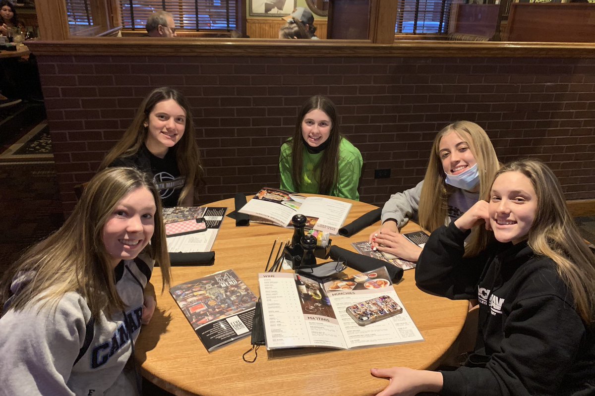 JDuncan4's tweet photo. These girls +5 others not pictured intend to win Regionals and get a #hoavb #usavb nationals bid tomorrow! @shockwavevolle1 @PrepDig #goshockwave https://t.co/C0HURQnxQx