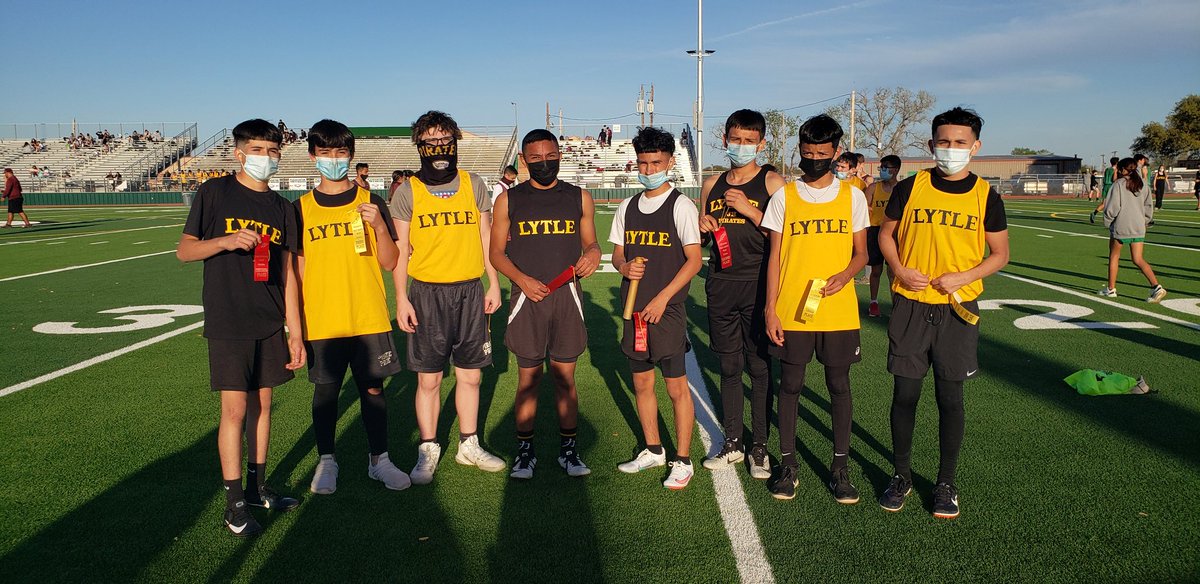 jh_lytle's tweet photo. The Lytle pirates relay boys flying down the lanes! #RunPiratesRun 7th grade - 3rd 🥉8th grade - 2 🥈#4x1 https://t.co/OmJmGroQXw
