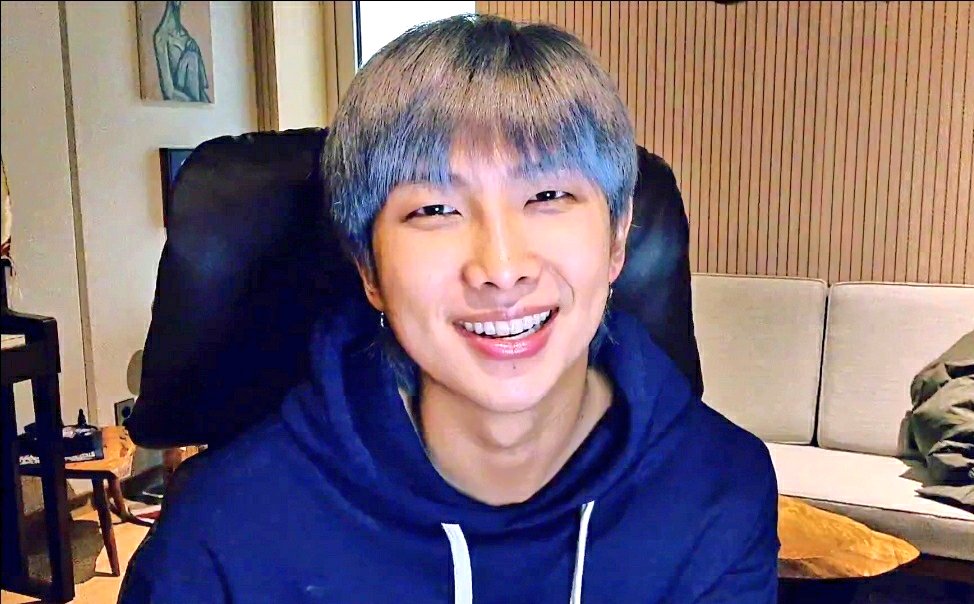 RM_zub's tweet photo. #RMixtape_6주년_축하해 

오늘 너는 어떤 생각을 하며 하루를 보낼지
생각은 많아도 마음만은 가벼운 너로 채워지길🌿 https://t.co/C1RXxgc8Ii