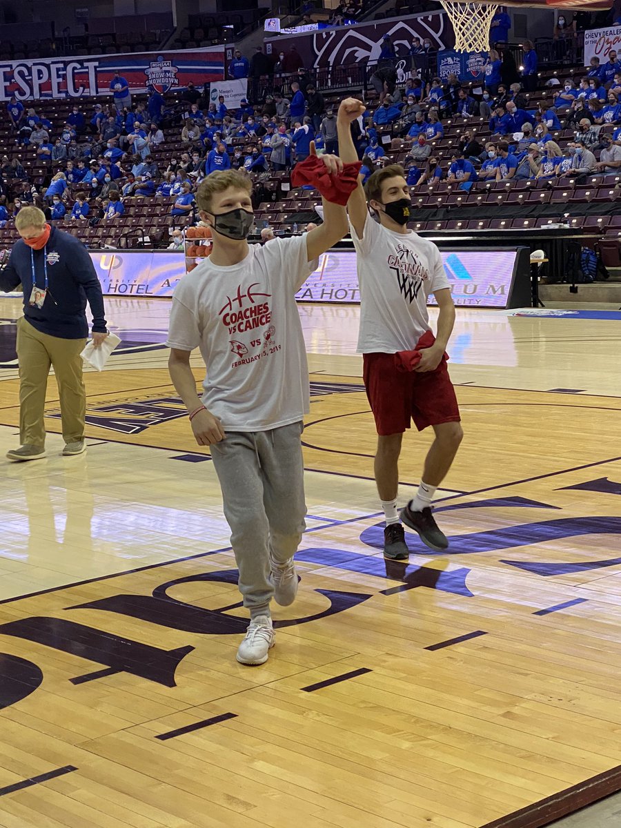 Boonville leads 21-14 at half, hit a three at buzzer to extend lead. <a href="/bentoncardinals/">Benton Cardinals</a> win halftime contest😊