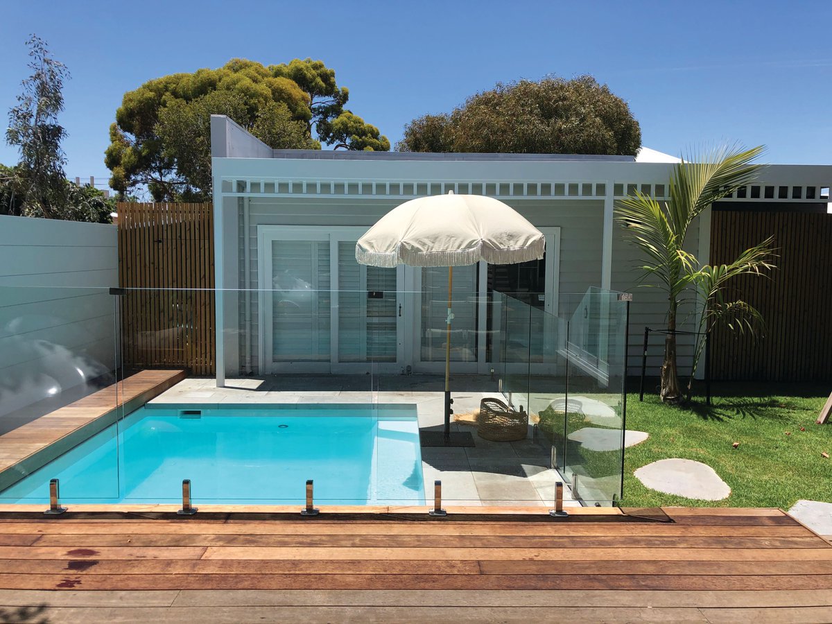 BuccaneerPools's tweet photo. Checklist for the next few scorching days ahead 🌞

1. Sunnies on 😎
2. Umbrellas up ⛱️
3. Stay cool in style 🤩 https://t.co/HnpztgFpWB
