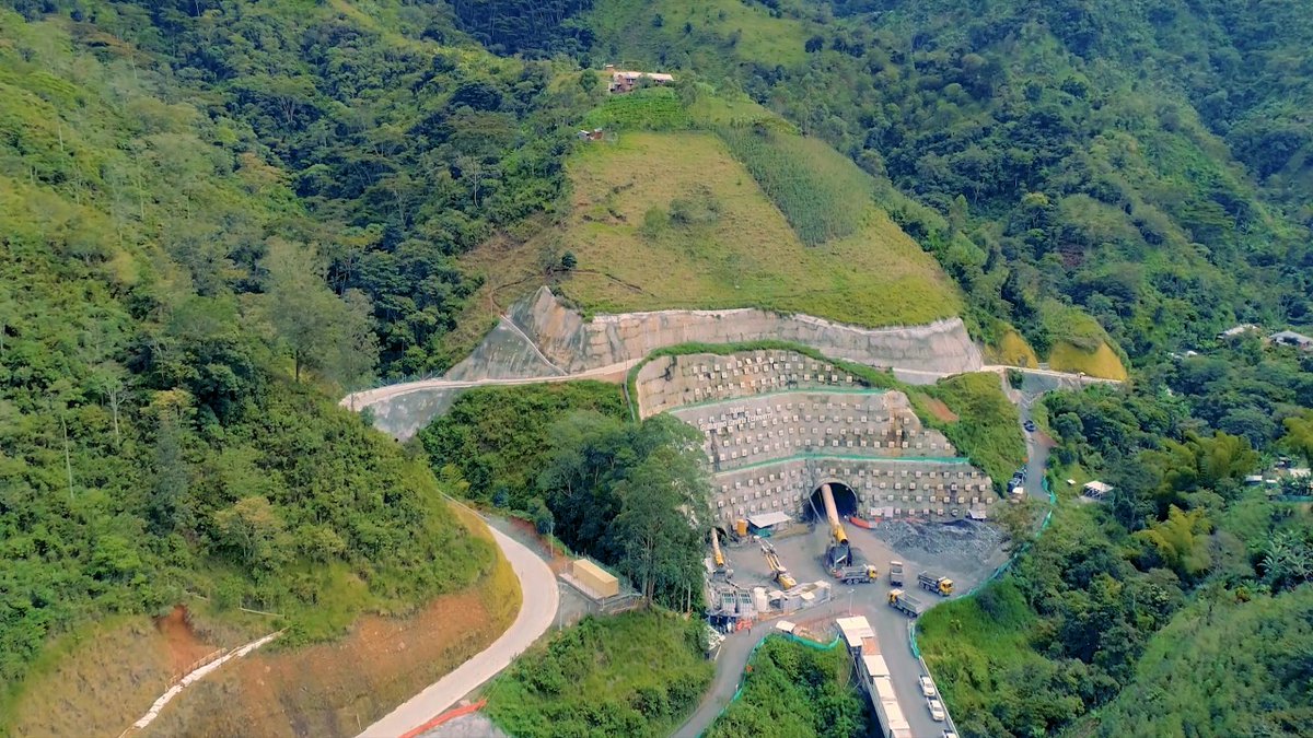 Un consorcio de <a href="/ConstruccionFcc/">FCC Construcción</a> alcanza el 50% de la excavación del túnel Guillermo Gaviria Echeverri o del Toyo (Antioquia, Colombia), que será el + largo de Sudamérica (9,8 km). Junto a los accesos, reducirá de 7 a 4h 30 el viaje Medellín-costa.   
infraestructurasymovilidad.com