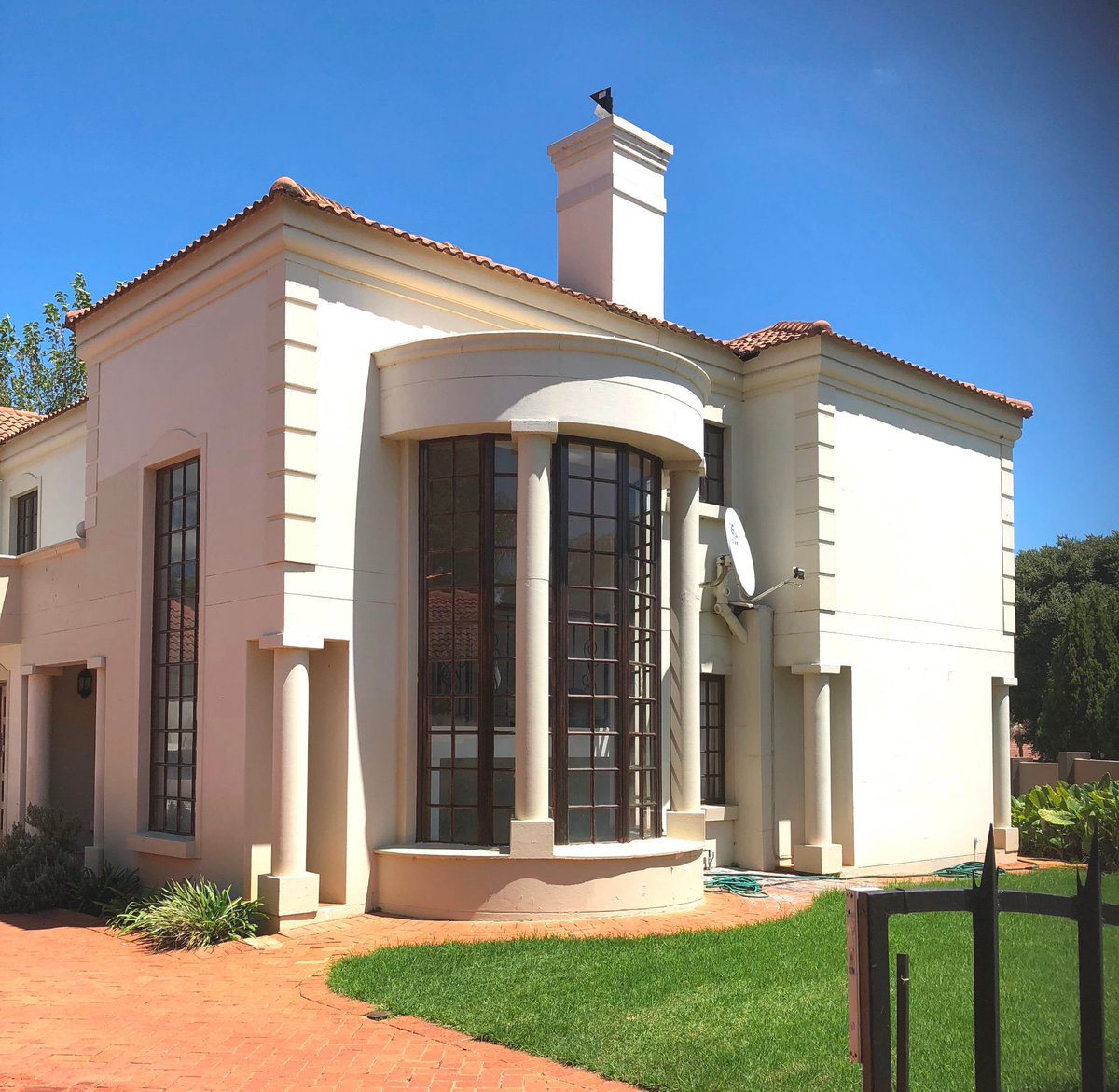 EnVHartees's tweet photo. Westlake Country &amp; Safari Estate
2,150,000 ZAR | E&amp;V ID ENV130493 | Yvonne Vertongen - 074 136 2138 
Needs TLC. 3 Bedrooms, 2 Bathrooms, Open plan living and pool.                                       
Link:  https://t.co/1yWNsULvDC
#westlakecountrysafariestate https://t.co/k2FvmyctaT