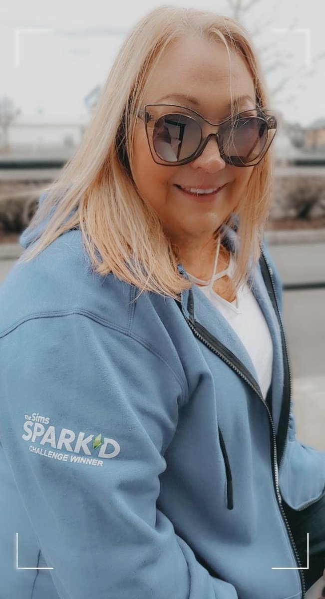 lisabeesims1's tweet photo. It was a lovely day in the PNW. Hanging with my daughter @pinkgroovylucy Mani/Pedis + coffee = Perfection. Warm enough to break out the shades & the #SparkdChallenge hoodie. It was windy so the old hair was soo FAB. TY EA #loveit https://t.co/8KAZe3RiqP