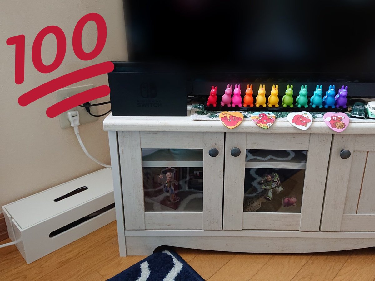 kindnessshio's tweet photo. 先日「リスナーの部屋をみる配信」でつっこまれたごちゃごちゃくるくるのコード達、あの後延長コードが表に丸見えなのも自分で気になってしまったので、今日ケーブルボックスと長い延長コード買って表側に出ないよう整理した！
#HALPRO https://t.co/XLfByzHAqu