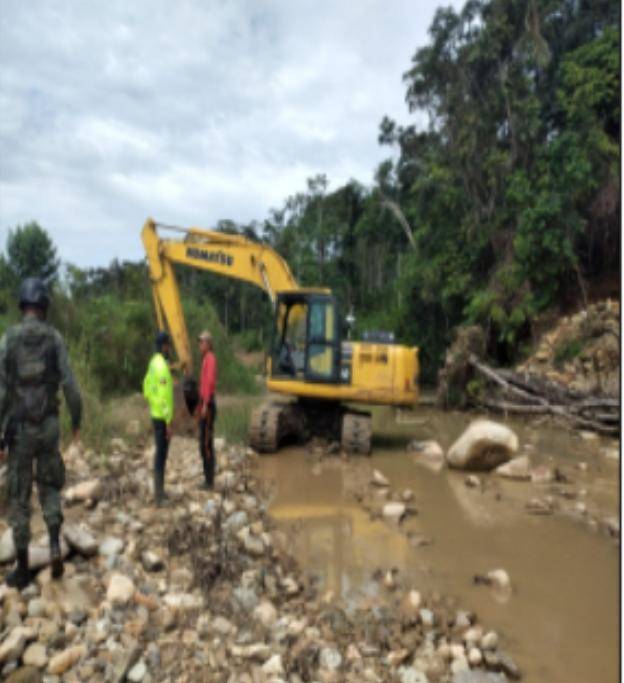 PoliciaEcuador's tweet photo. CONTRARRESTAMOS LO ILEGAL

En coordinación con #Arcernnr y @FFAAEcuador, se ejecutaron operativos de control en áreas de minería ilegal ubicadas en #Napo.

Se colocaron varios sellos de "prohibición" de la actividad.

#Unidcan 
#DirPolicíaJudicial https://t.co/SohWSFS6Sh