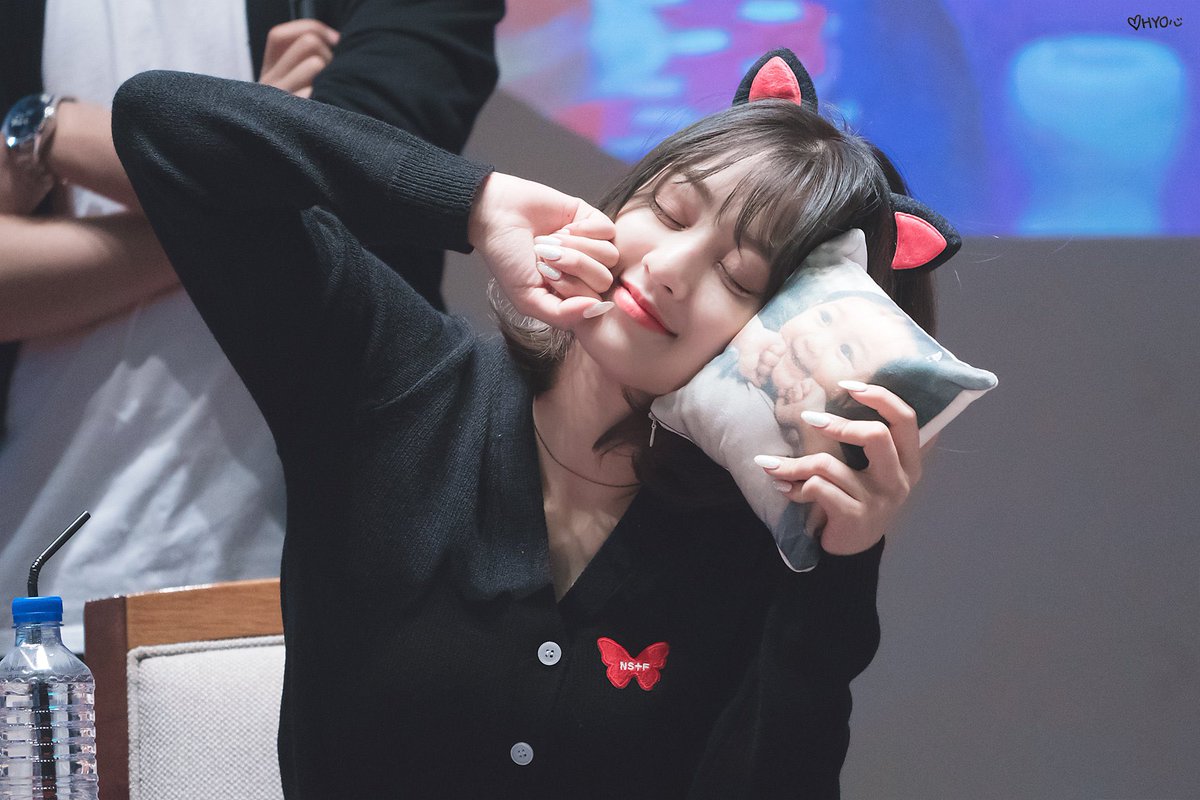 jihyo recreating her baby pic 🥺