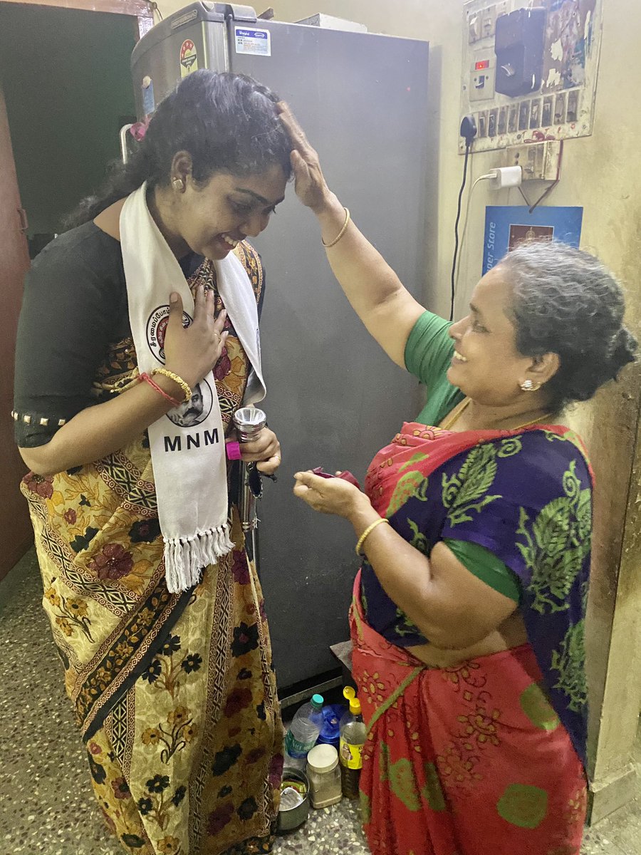 snehamohandoss's tweet image. When a die heart fan of super star @rajinikanth took me into his house in between the campaigning, who blessed me and showered their love &amp;amp;
 support❤️ @ikamalhaasan 
#VoteForSneha #SaidapetForSneha