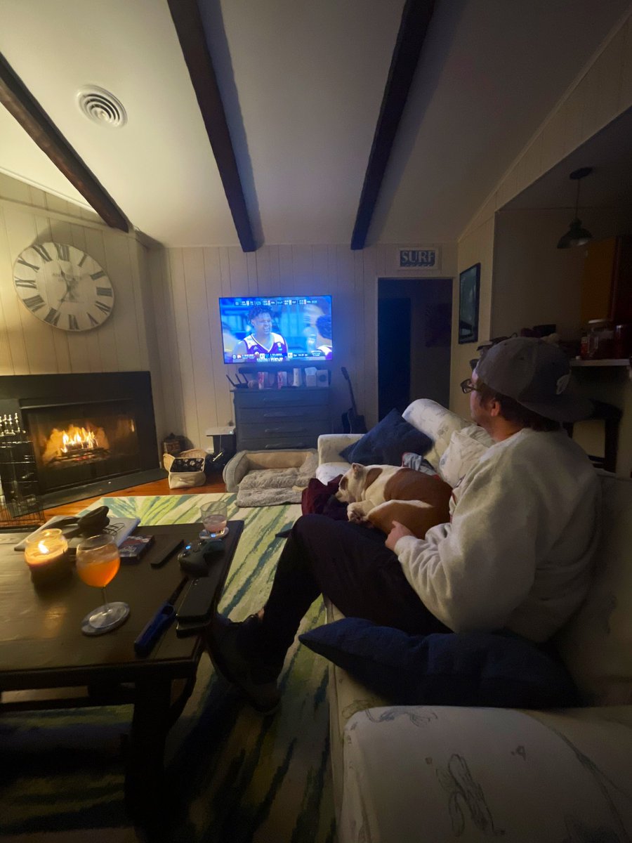 ThaCarterAis2's tweet photo. Friday Night 🔥, @ReturnOfTheZak and 🐶 snugs, 🏀 on repeat, and obvi an aperol spritz🍹 #workingfortheweekend #TGIF #favethings https://t.co/tV2vmhe3Fg