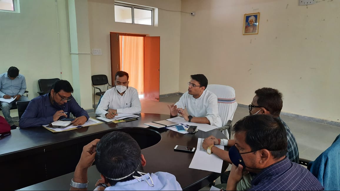 Meeting was conducted in Block Lapung with all the BDOs to review Mgnrega, PMAY, panchayat level covid vaccination centres and targeted financial inclusion camps. @HemantSorenJMM @JharkhandCMO @MoHFW_INDIA @FinMinIndia @RDD_Jharkhand @DC_Ranchi @DproRanchi