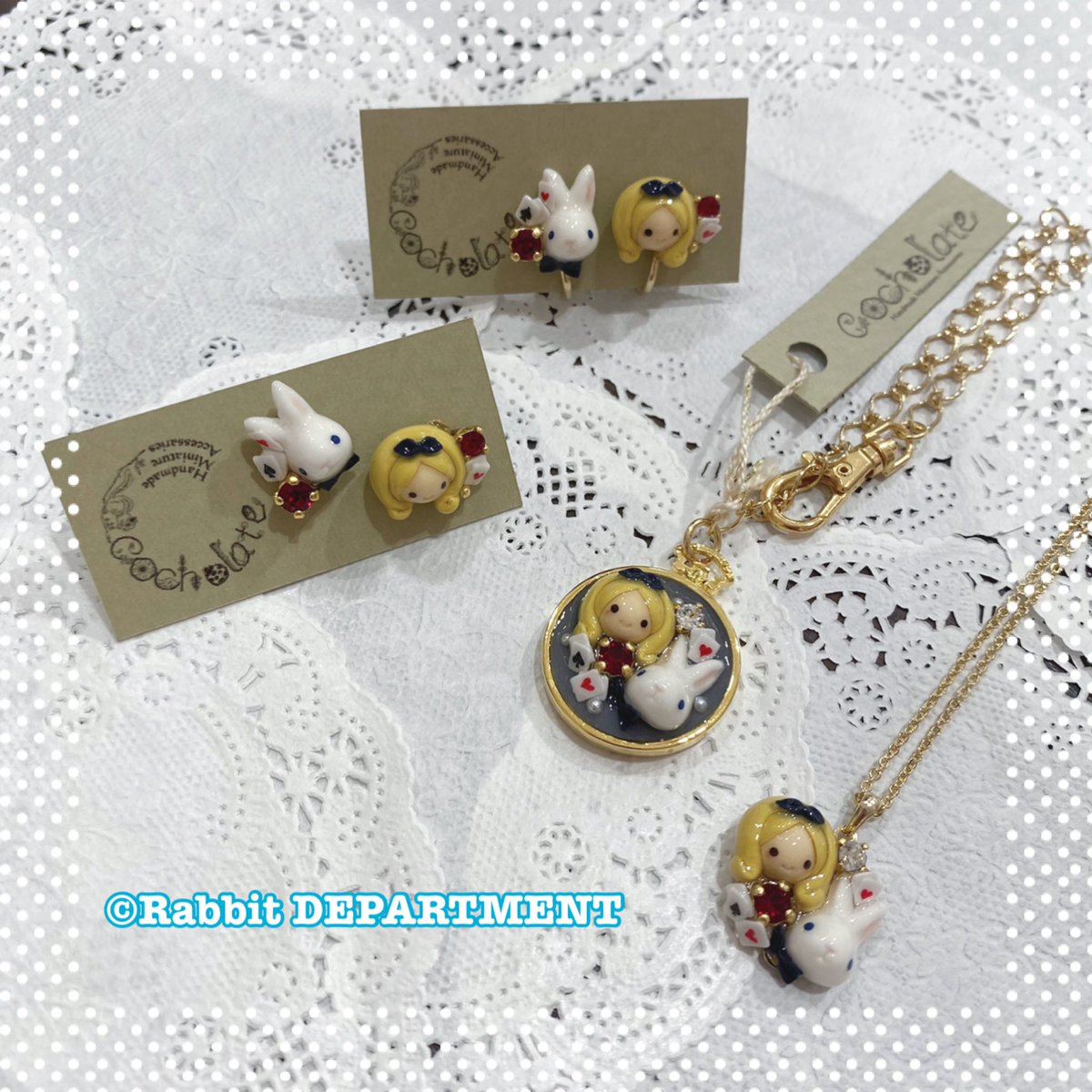 RabbitDEPARTME's tweet photo. 新宿店です💓
🎀3月のお茶会フェア🎀 開催中です☕️
こちらは #cocholate 様の
不思議の国のアリスをモチーフにした作品です✨
アリスと白うさぎのお顔やトランプなど、細かいところまで丁寧に作られています💗
通販はコチラから⬇️
https://t.co/27buHxjCvl
#Rabbitdepartment
#不思議の国のアリス https://t.co/NxSOpdGEb5