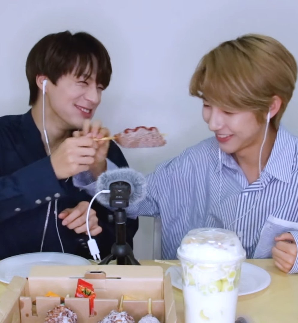 renjun_MH's tweet photo. เทอกินไส้กรอกมั้ย              เราชอบพี่ม้าค https://t.co/TyZB6X0o6n