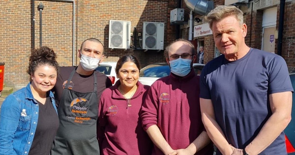 Get Surrey:  Gordon Ramsay pictured alongside Poppins Restaurant staff during visit to Woking https://t.co/e2NIa5670a https://t.co/PcQHngokPg