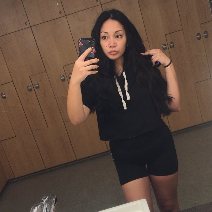 dellecami's tweet image. Idk how to selfie anymore 🥴
#awkwardhand