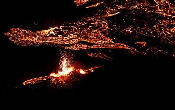 InfoMeteoTuit's tweet photo. ⚠️🌋#Islandia. Imágenes espectaculares de la ( por el momento parece) pequeña erupción de la montaña #Fragadalsfjall en la Península de #Reykjanes. @mblfrettir https://t.co/WIdSgXzQ0x