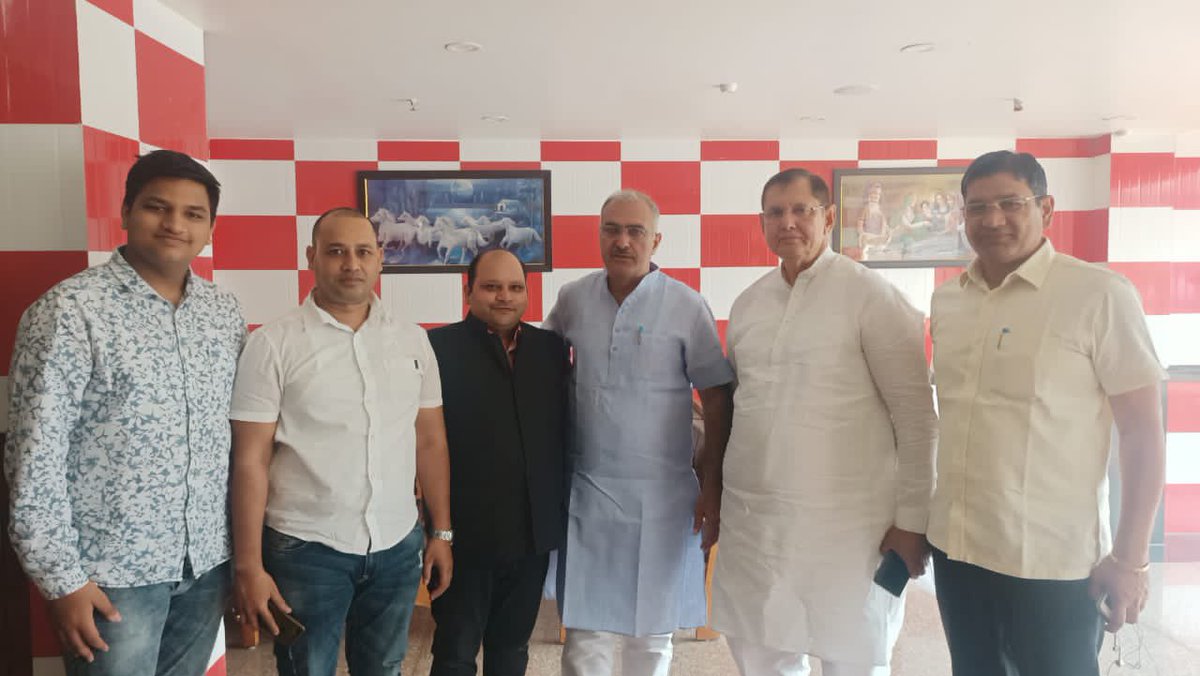 bjpsanjaybhatia's tweet photo. असम में भी हरियाणा।
हिसार से श्री राजेश अग्रवाल व बेटे आयुष अग्रवाल के साथ भेंट व संवाद।
#AssamAssemblyPolls की दृष्टि से @BJP4Assam के #Mission100Plus की सफलता के लिए कार्यरत श्री शमशेर खरखडा व श्री धुम्मन सिंह किरमिच का भी साथ मिला। https://t.co/igtegxYuNL