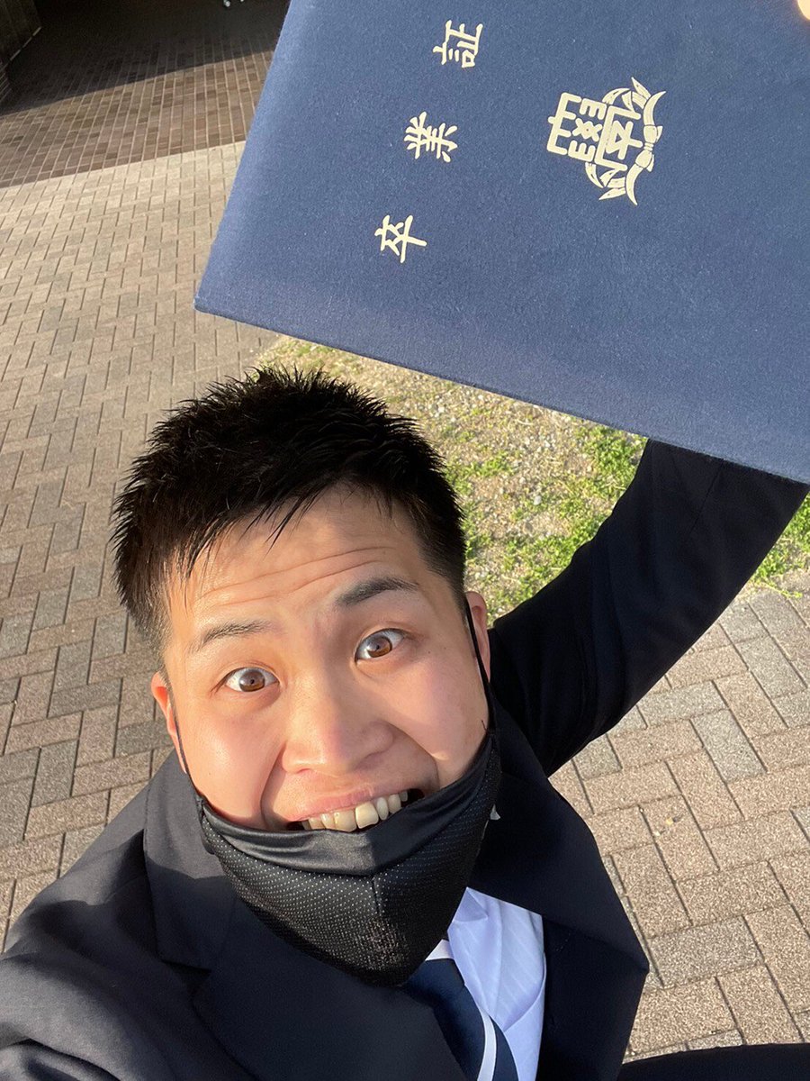 everyday_rowing's tweet image. ボート部の4回生同期の中で俺だけ他キャンパスでした。
「最後に集合写真撮ろー！」と他の同期達がLINEで盛り上がる…

1人だけキャンパスが違ったボート部4回生の集合写真です。
お納めください。