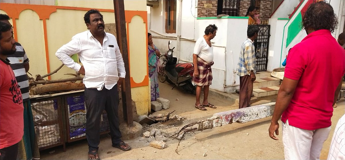 DamasubbaraoOff's tweet photo. 86వ వార్డు ఫకీర్తకీయ లో విద్యుత్ స్థంబాలను మార్పిస్తున్న YSRCP నాయకులు దామా సుబ్బారావు గారు.

#ysrcpgajuwaka #YSRCPLeader #DamaSubbarao #YSRCPCECMemberDama #86thwardysrcp #vizagnews https://t.co/Y5Z7vf4CO3