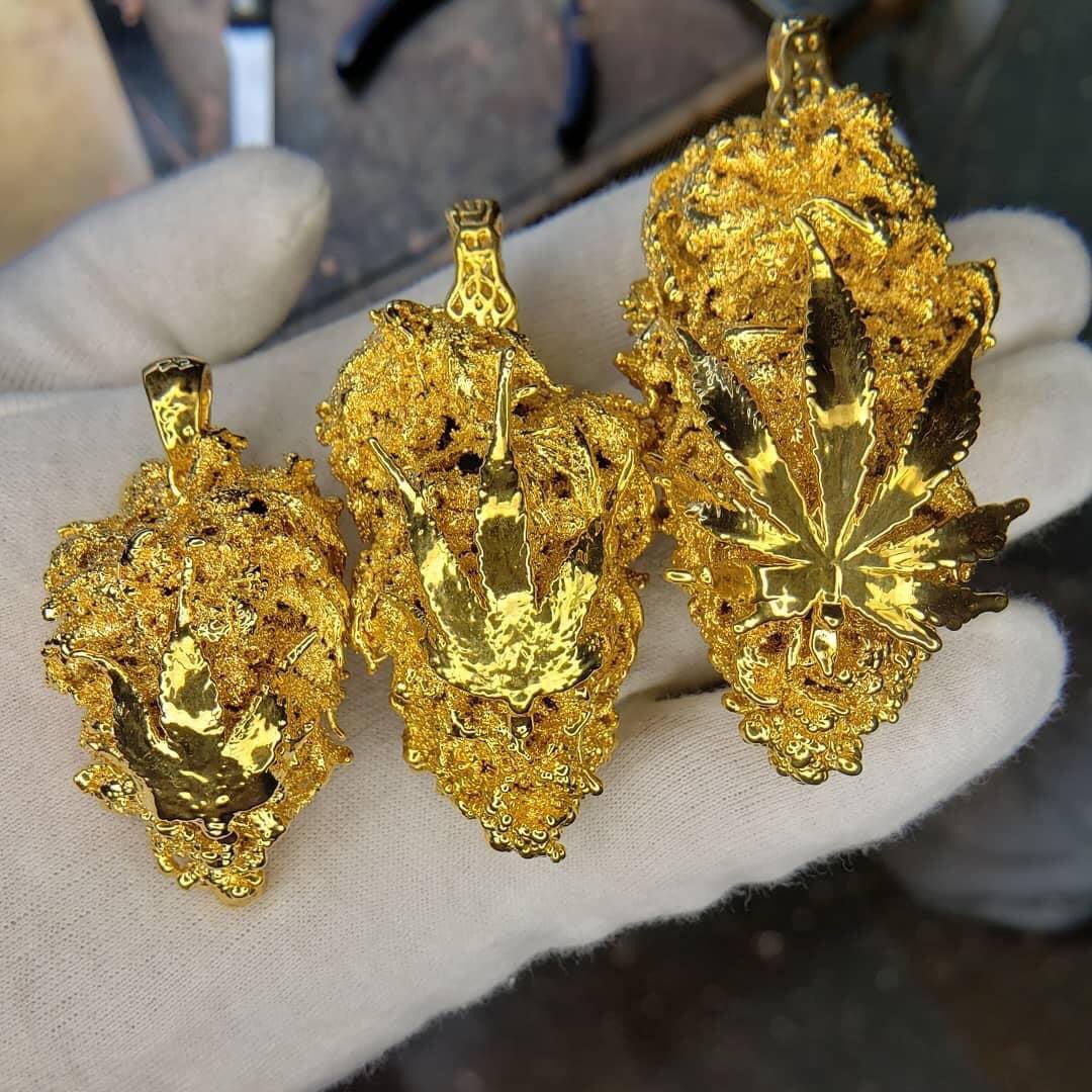 scarycatsmind's tweet photo. 今大人気なのが🇪🇸🌿本物のマリファナBUDSを24ゴールドで固めたネックレストップ💎

お値段は小さいもので5万
大きいぶりぶりなBUDSで10万ほど💰 https://t.co/AKtYo48rtF