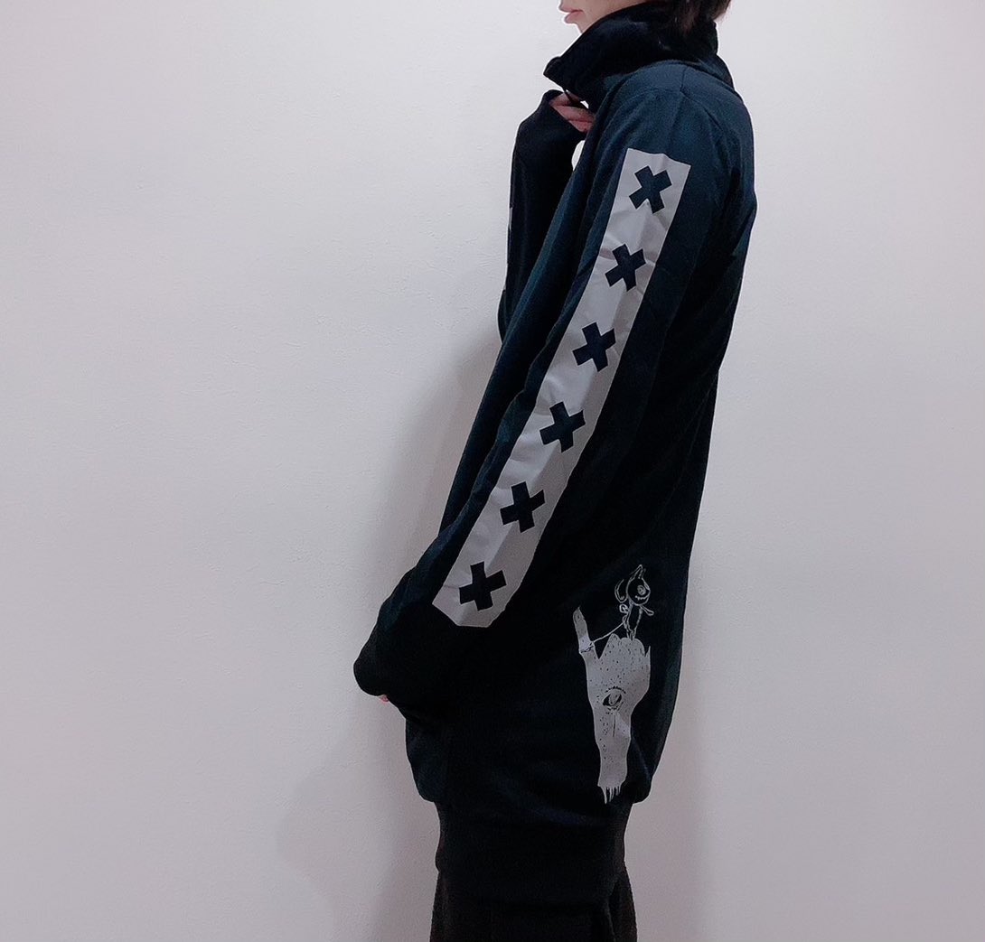 NieR_tokyo's tweet photo. 🎁本日〆切プレゼント企画🎁

【HIGH NECK LONG ZIP OUTER】

🎁4名様にプレゼント🎁

ユニセックスアイテムです🐰

◼応募方法
フォロー(@NieR_tokyo) &amp; RT
◼締切〆  本日24時

※鍵垢の方も対象内です。
こちらの商品は〆切後販売予定となります。
是非ご参加ください🙇‍♂️🙇‍♀️ https://t.co/m4BmpnXDGG