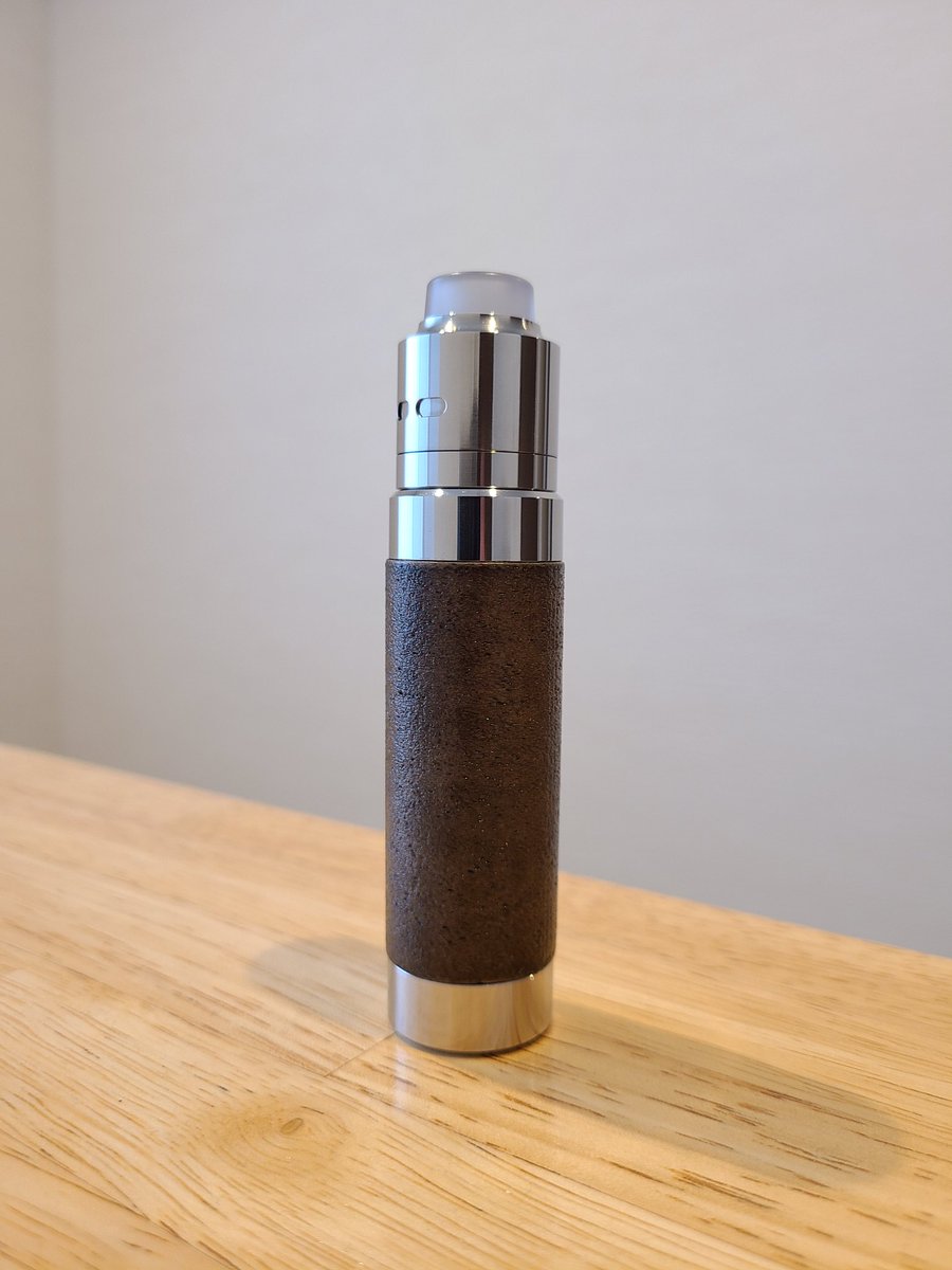marcy_vaper's tweet image. DさんにもらったReuleaux RX Machina用に、3Dプリンターでスリーブを作ってみた。

フィラメントはウッドフィラメントを使用。あえて荒く仕上げてニス塗りし、木の質感を表現してみた。

次はしっかり研磨して、テカテカバージョンも作ってみよう💡

#vape
#snapmaker2