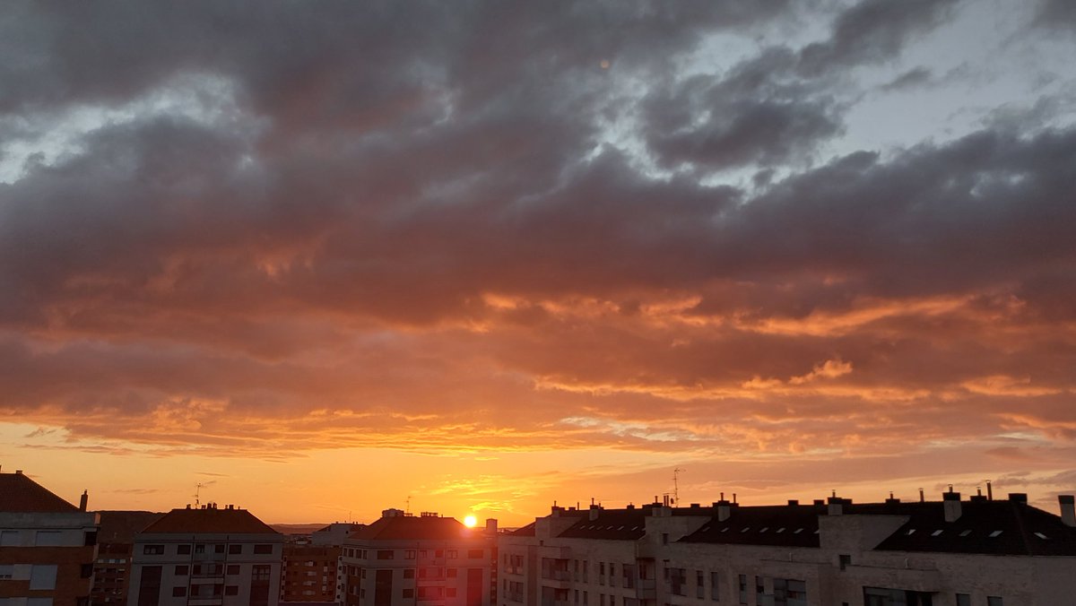 No eres quién crees que eres...
Si sueltas la interpretación que tienes sobre ti, podrás permitirte Ser en toda tu esencia. 
Siente tu #Luz... Siente tu #Sombra...
#FelizDía!