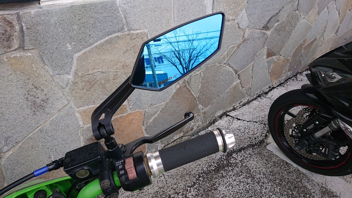 Takao Tamura とりあえずこのミラーはダメだ 全然視界が良くない カッコいいけど使っててストレスだ という訳で Tanaxのナポレオンミラー ラジカル ミラーにする 前のksrにつけてたヤツだ