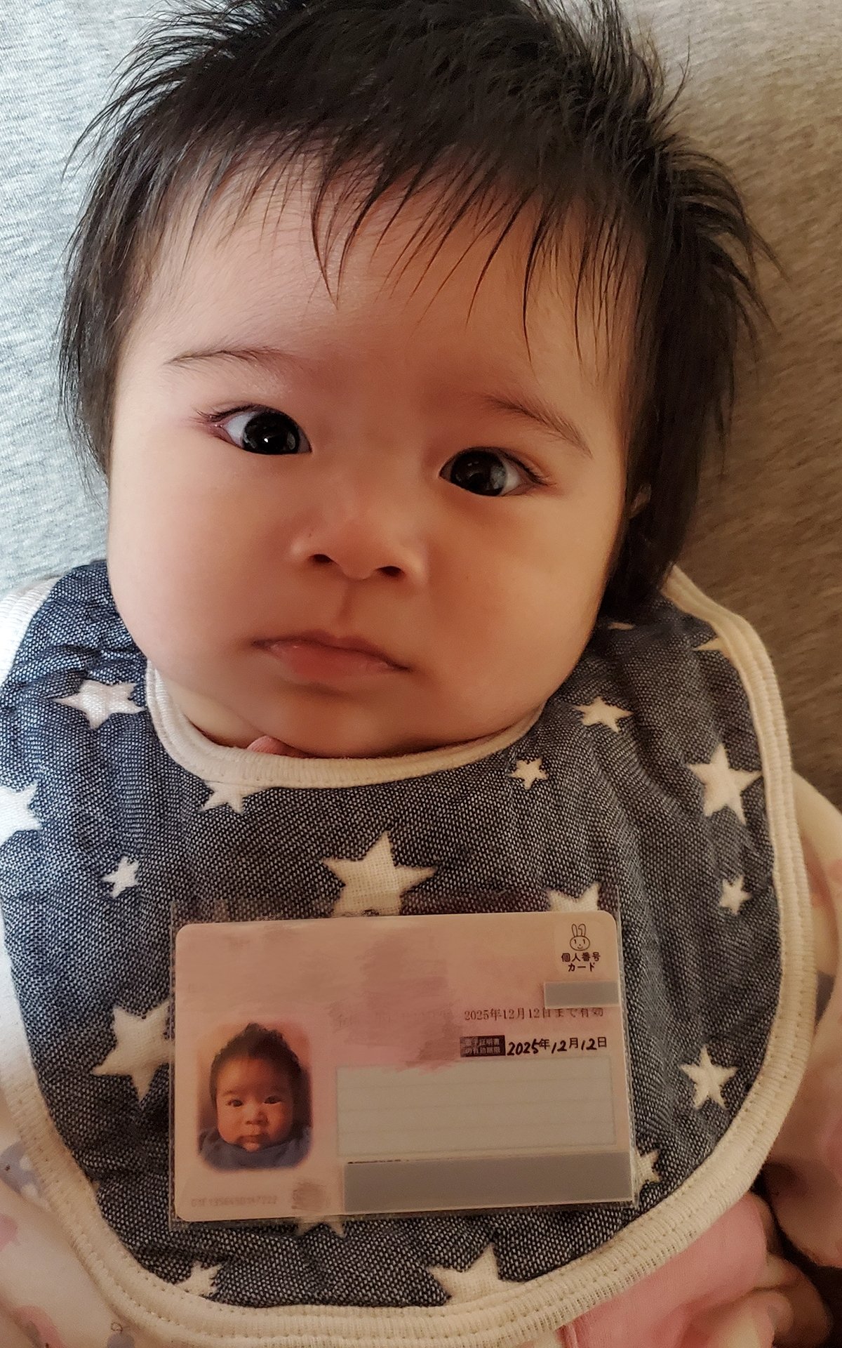 隊長 マイナンバーカードが保険証の代わりになると聞いて夫婦で分けて持っていたら何かと便利だと思い息子のも作ってみたんだけど カードの暗証番号をアプリと役所に登録し 病院もカードを読み取る機械がないと使えないそうです もう少し連携してから宣伝
