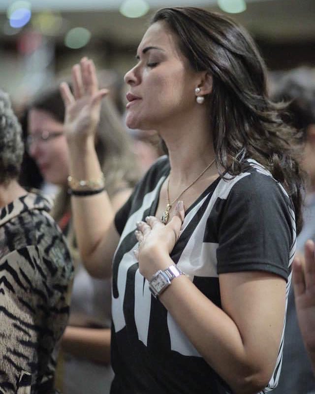 EsterBatista's tweet photo. A Oração,🧎🏻♀️é chave 🔑 que abre Porta, onde não tem! É identidade certa de Alguém, que quer andar de Vitória ✌🏻em Vitória! 💪🏻DEUS!!! Levanta os seus Filhos!🙌🏻🧎🏻♀️🙏🏻✨
#oração #vitoria #esterbatista #marcasdeamoreb #osegredodeester #clamor #chave #musica #musicgospel #cristã https://t.co/ycAYeuLvjj