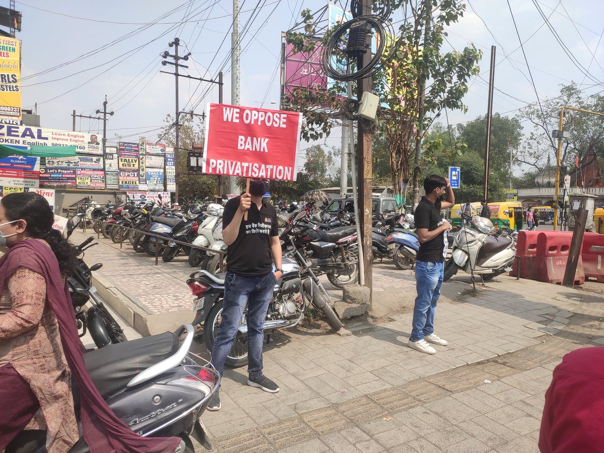 Pahlapyaaar's tweet photo. अगर निजीकरण सही है तो पूरे देश के बैंक कर्मचारी हड़ताल पर क्यूँ है, जो बैंक कर्मचारी हड़ताल में है उनमें जरूर किसी न किसी भक्त के बाप दादा भी शामिल होंगे ।
पर उन्हें अभी कहाँ समझ आयेगा, अभी तो अच्छे दिन आएंगे।😐
#privatisation
#bankprivatisation
#StrikeAgainstPrivatization https://t.co/aYb2nzZj6K