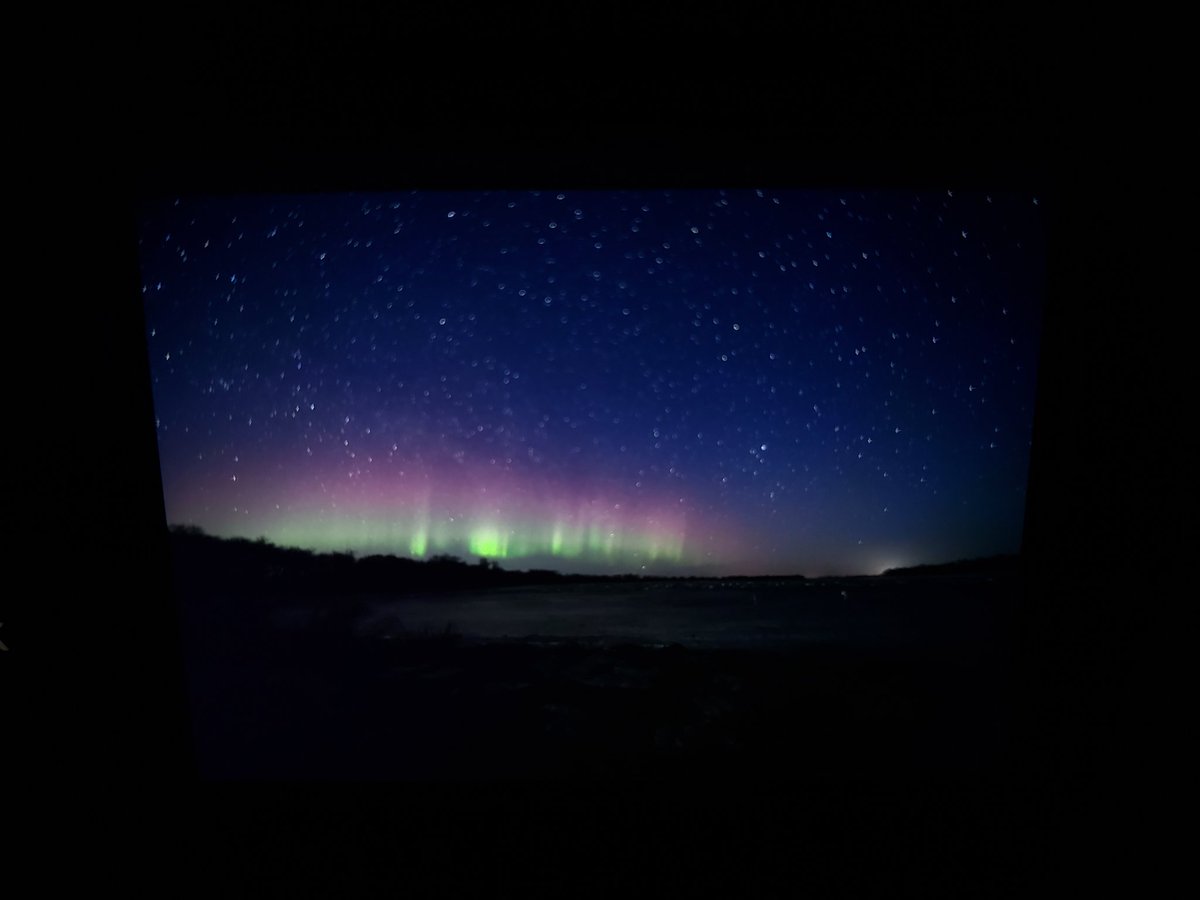 shannbil's tweet image. There she goes!!! #aurora #Manitoba #backofcamera