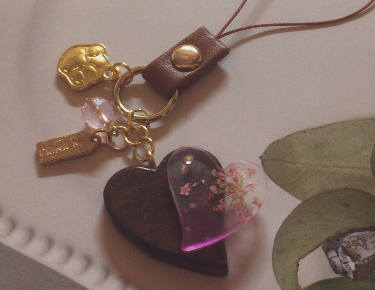 68AvUT4OLOmHT2F's tweet photo. 久々の【木×レジン】作品です( ¨̮ )
手動の糸鋸で頑張って
ハート型に切りました(><)
また部屋が木くずまみれです（笑）
#レジン 
#ハンドメイド 
#木 
#猫 https://t.co/ULmePEKzkd