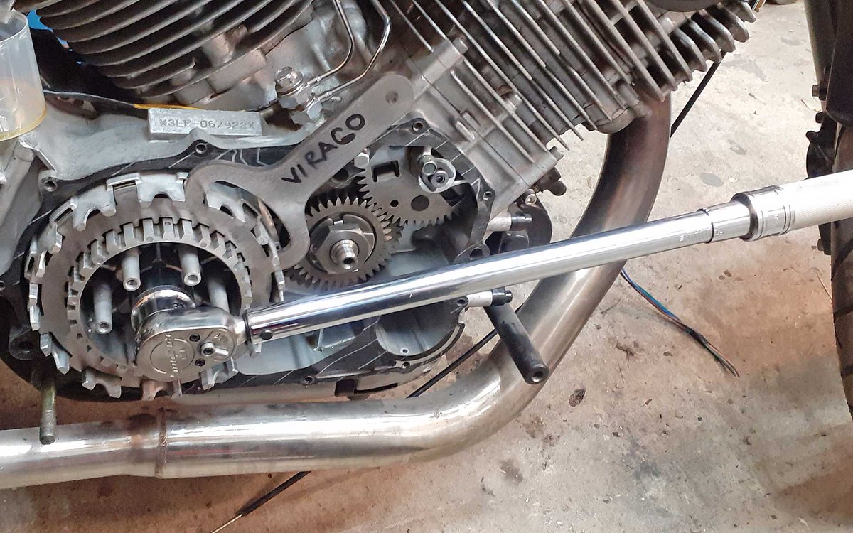 BbobMotorbikes's tweet photo. Clutch pack replacement on Yamaha XV1200. Note clutch basket retaining tool for use when torqueing up main nut. #propertools https://t.co/02AczAuYNG