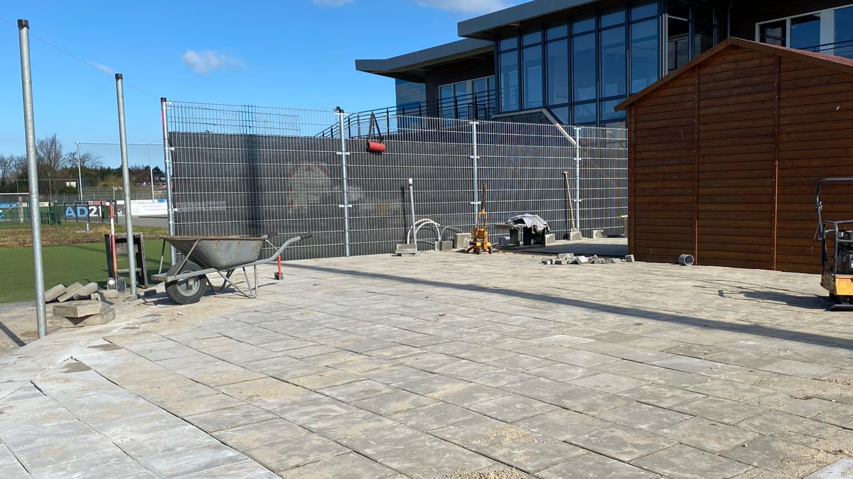 🛠 | De tegels zijn gelegd! Aankomende week starten we met het verlengen van de balustrade. Bedankt voor al jullie hulp! 🇮🇩