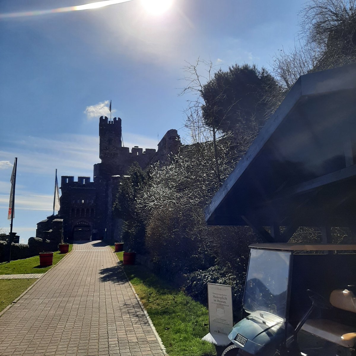 OliverSKBerlin's tweet photo. Herrliches Ausflugswetter 🌞 heute für die Burg #Reichenstein 🏰 im Oberen #Mittelrheintal. Eine wahrlich pittoreske #Rhein-Landschaft. 👇 https://t.co/BxKoY8yQs8