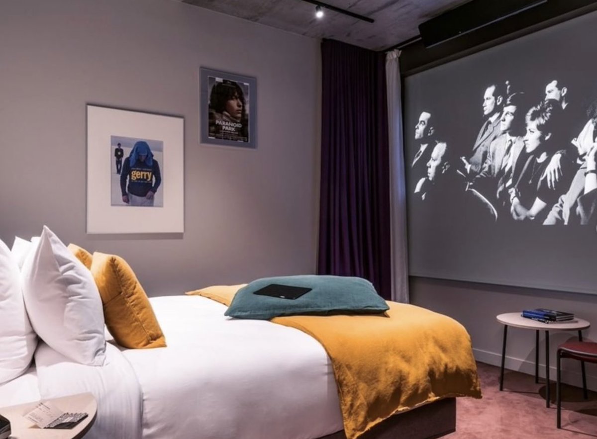 unpotedanslacom's tweet photo. #news @mk2 inaugure le premier Hôtel-Cinéma à Paris 🎬🛏

Un établissement hôtelier composé de 36 salles de projection privée avec lit et salle de bains. https://t.co/jJwvtbOKx7