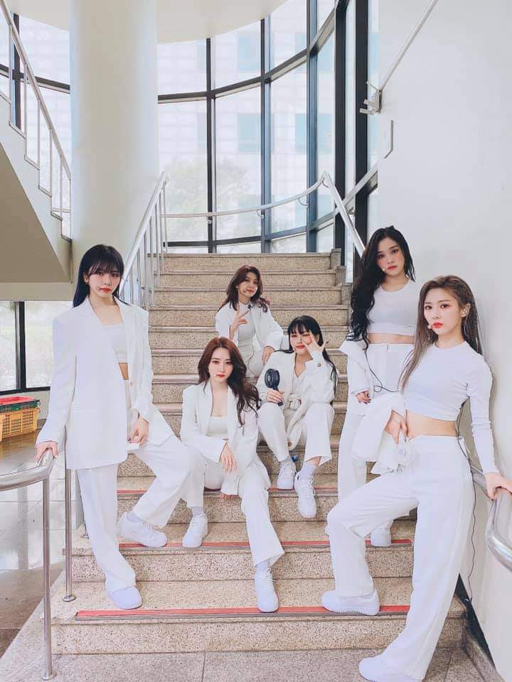 _minaa29's tweet photo. Happy 1 year of 🖤 or 🤍 first stage in Music Bank. #Dreamcatcher #blackorwhite #dytopia @hf_dreamcatcher https://t.co/qsH19NB9pN