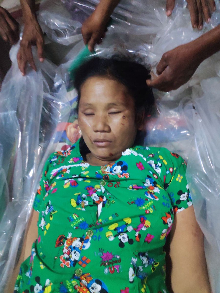 SoeHoneyCho's tweet photo. A mother of 3 kids was shot and detained by Military Junta during a crackdown on night protests in Pakokku Tsp, Magwe Region on Friday. The family of Daw Mar Lar Win, 39, was told by military to retrieve her body on Saturday morning. 
#WhatsHappeningInMyanmar https://t.co/E4sgbF5ohR