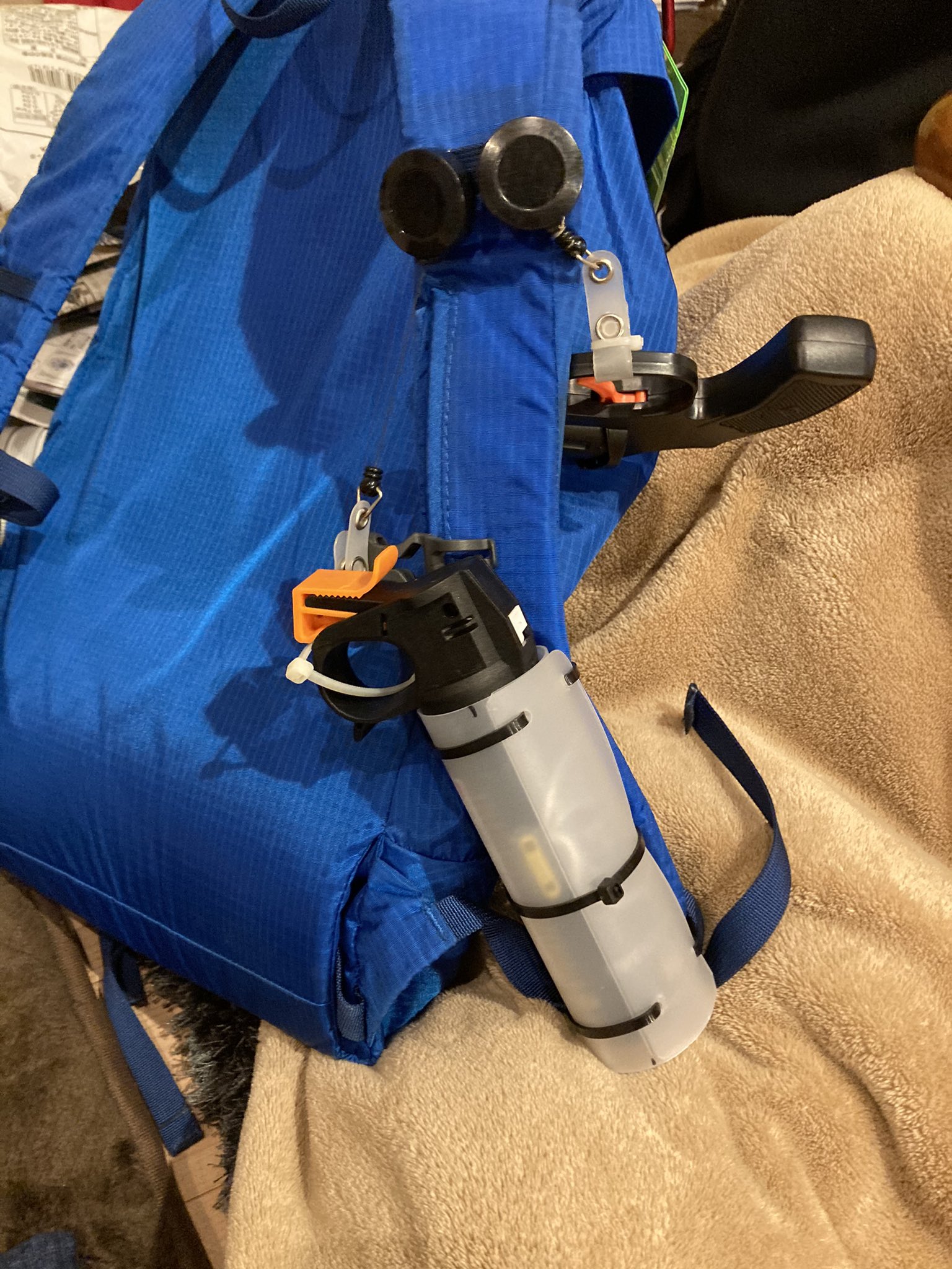 電気ブラン 熊スプレーのホルスター代2500円をどうしても出したくないので自作 100均のペラペラまな板とインシュロックのみです T Co V8fto9koxh Twitter