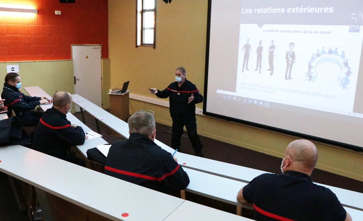 SDIS50's tweet photo. Objectifs pour les #SapeursPompiers chefs de centre une remise à niveau et des apports de connaissances sur le management. Une FMPA qui s’articule en plusieurs ateliers: #APC #BibliothequeDeSecuriteCivile #CorpusDoctrinal #ManagementDesOrganismes @ENSOSP #DGSCGC https://t.co/P4ks8cyaB5