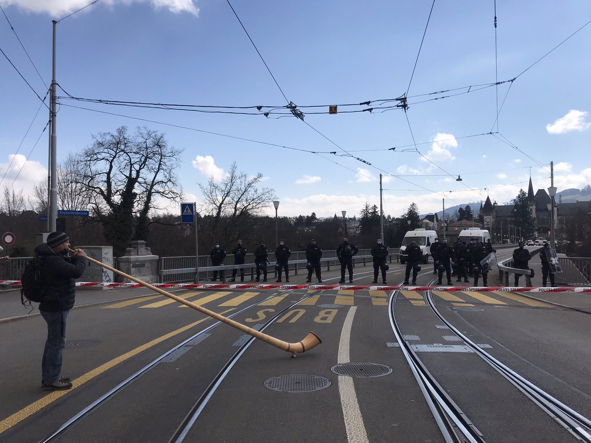 TrefogliMichele's tweet photo. Concerto con corno delle Alpi #alphorn per pochi intimi a due passi da #Helvetiaplatz #Berna, scenario di una manifestazione non autorizzata contro le misure anticovid. Mezzi pubblici bloccati , città divisa in due, azione di polizia in corso https://t.co/GD2WdHWTgx