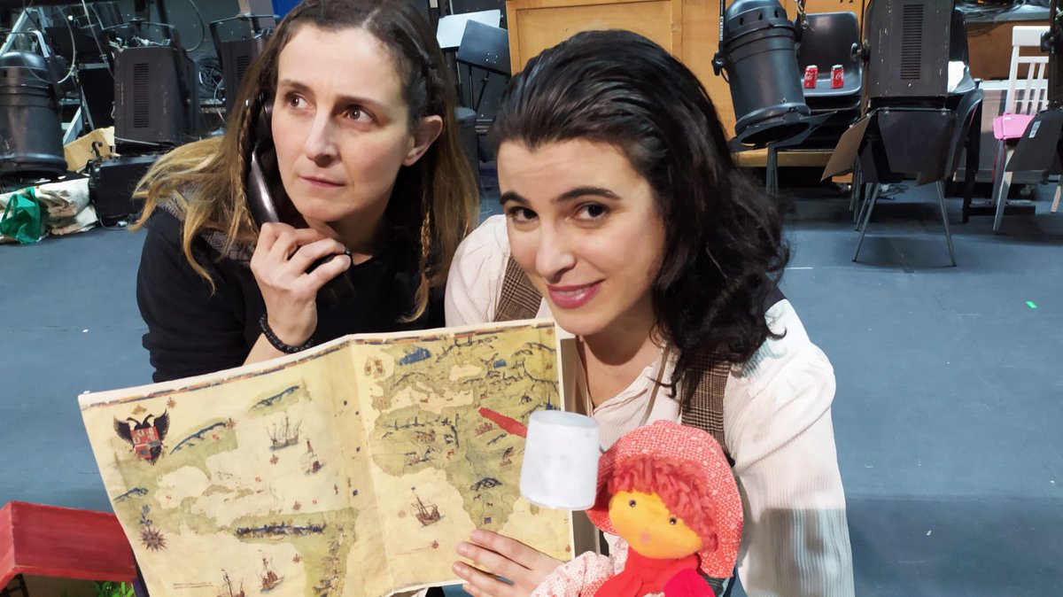 Ericenat's tweet photo. Y mientras caía el sol gaditano, nosotras, @anajotalopez y una servidora, dejábamos muy buen sabor de boca en el Teatro de La Tía Norica con nuestro 'Ring, ring, cuénteme', muy bien acompañadas por un animado pûblico. Qué gran tesoro cultural es Cádiz!

@teatrosdecadiz https://t.co/5V8LDVh5yQ