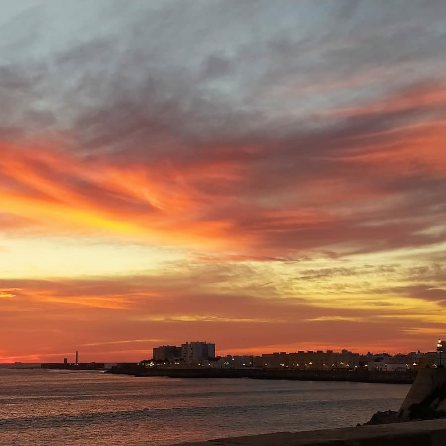 Ericenat's tweet photo. Y mientras caía el sol gaditano, nosotras, @anajotalopez y una servidora, dejábamos muy buen sabor de boca en el Teatro de La Tía Norica con nuestro 'Ring, ring, cuénteme', muy bien acompañadas por un animado pûblico. Qué gran tesoro cultural es Cádiz!

@teatrosdecadiz https://t.co/5V8LDVh5yQ