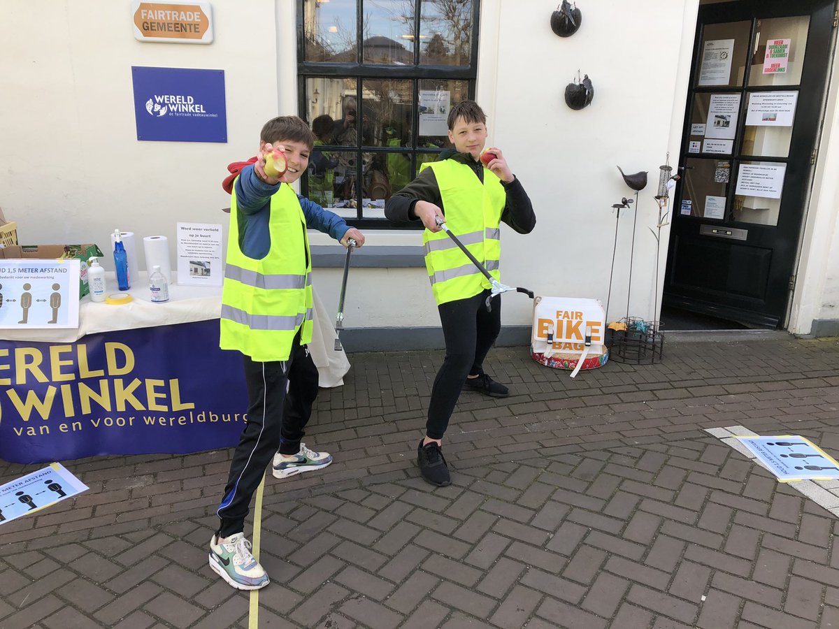 Gezellige ochtend bij de Wereldwinkel met veel opruimers. Vandaag zijn de mondkapjes ook met 20% korting net als de vogels deze maand. #Fairtradegemeentedrv #lod2021 #verliefdopjebuurt #gerunddoorvrijwilligers