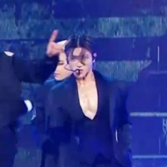 HES THE ONE RESPONSIBLE FOR THIS DAMAGE JEONG YUNHO ISTG