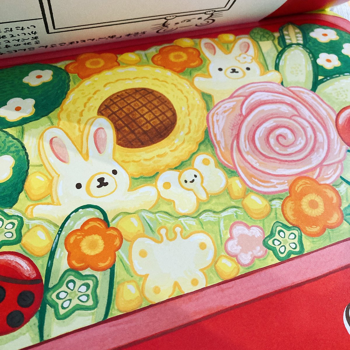 かとーゆーこさんの絵本届きました!
まず縦開きでほんとにお弁当箱開けてるみたいにワクワク。、!私がお弁当好きなのもあり子供に作ってあげたいなーって気持ちになりました。そして隅々まで楽しい?とおもったら最後に説明もあって2度嬉しい?お弁当のように楽しさ詰まった素敵な絵本でした。 