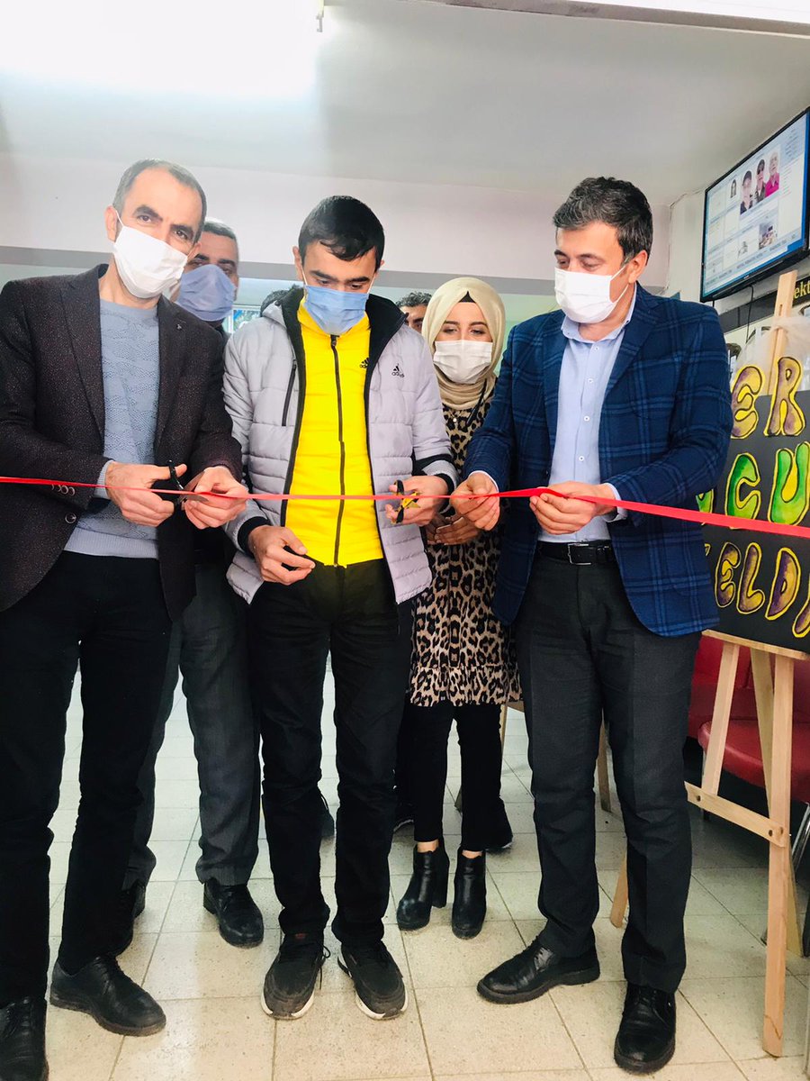 Goltepesiyeniy1's tweet photo. Kaynaştırma öğrencisi Mahmut KOŞUNKARTAY'yın sergisine katılıp ve çalışmalarını yakından izleyen İl milli eğitim Md.yrd ,şube müdürü,RAM müdürüne teşekkürederiz.@ziyaselcuk @tcmeb @RahmiGuney @yusuf_tokus @halukcakan12 @12AKINCI @Ademalp12 @BingolRam @gencliksporbak @BKorkulutas https://t.co/0owLSIDyH5