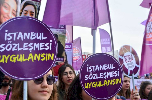 Kadına yönelik şiddetle mücadelenin en büyük kazanımlarından birisi olan #İstanbulSözleşmesi'nin feshedilmesini kabul etmiyoruz!
Kadınlara ve aile üyelerini hedef alan şiddetin cezasız kalmasına, haklarımızın gasp edilmesine, ülkemizin karanlığa sürüklenmesine izin vermeyeceğiz!