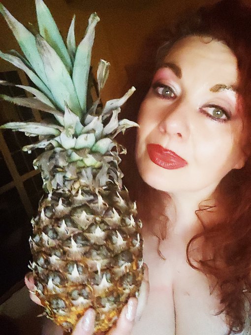 Buongiorno inizio la mia colazione con l"ananas che brucia i grassi 🍍🍍❣️❣️&hearts;️&hearts;️#star #ananas #amici #colazione<a href="/tag/model"class="tags"><span>#model</span></a><a href="/tag/beautiful"class="tags"><span>#beautiful</span></a><a href="/tag/actress"class="tags"><span>#actress</span></a><a href="/tag/goodmorning"class="tags"><span>#goodmorning</span></a><a href="/tag/star"class="tags"><span>#star</span></a>