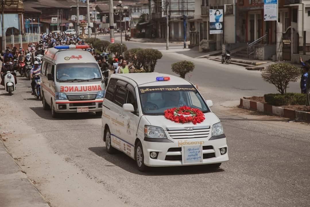 hannayuri_twt's tweet photo. Funeral of Naing Lin Aung, a hero from Lel-Oo, Mogok, who was killed in a stampede by Military Junta Terrorists Last night.
Rest in Power🙏

SUPPORT FEDERAL DEMOCRACY
#WhatsHappeningInMyanmar
#Mar20Coup https://t.co/ZQAQgF1aeT